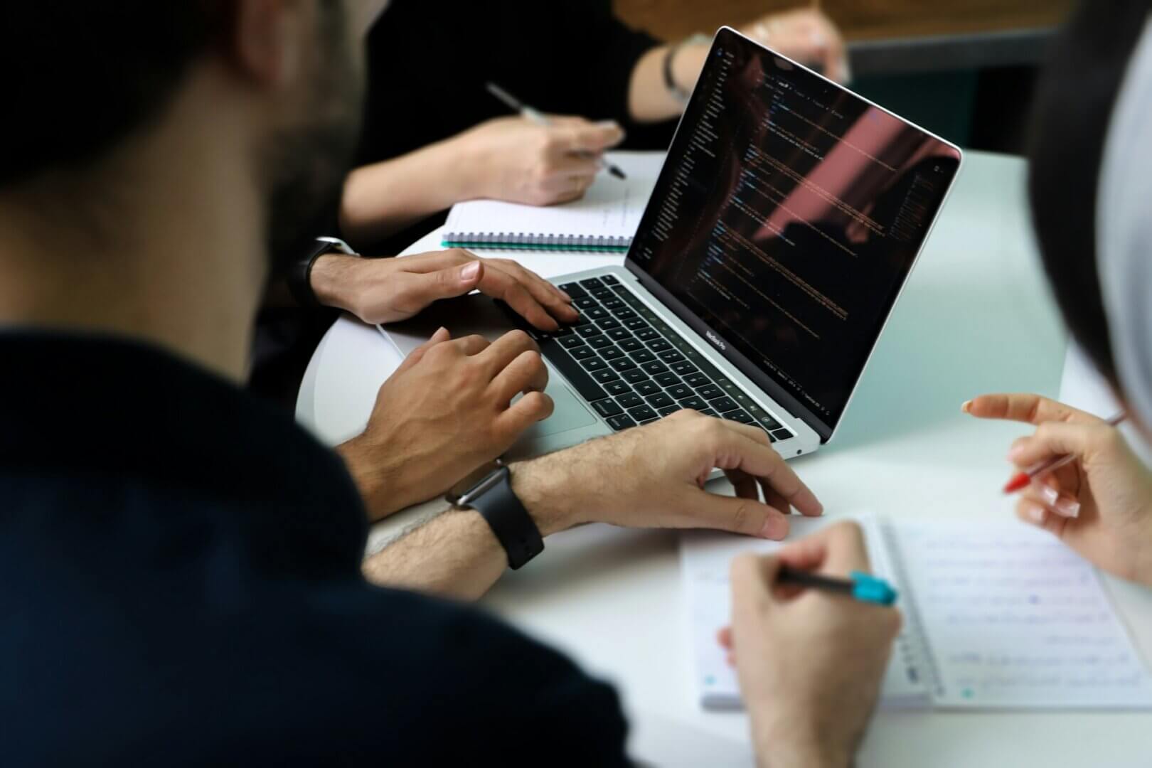 Mitarbeiter im Wandel mitnehmen – Akzeptanz und Beteiligung schaffen – praxisnaher Artikel zu Mitarbeiter Change Management für Industrieunternehmen. Vorteile, Einsatzbereiche und konkrete Anwendungsbeispiele.