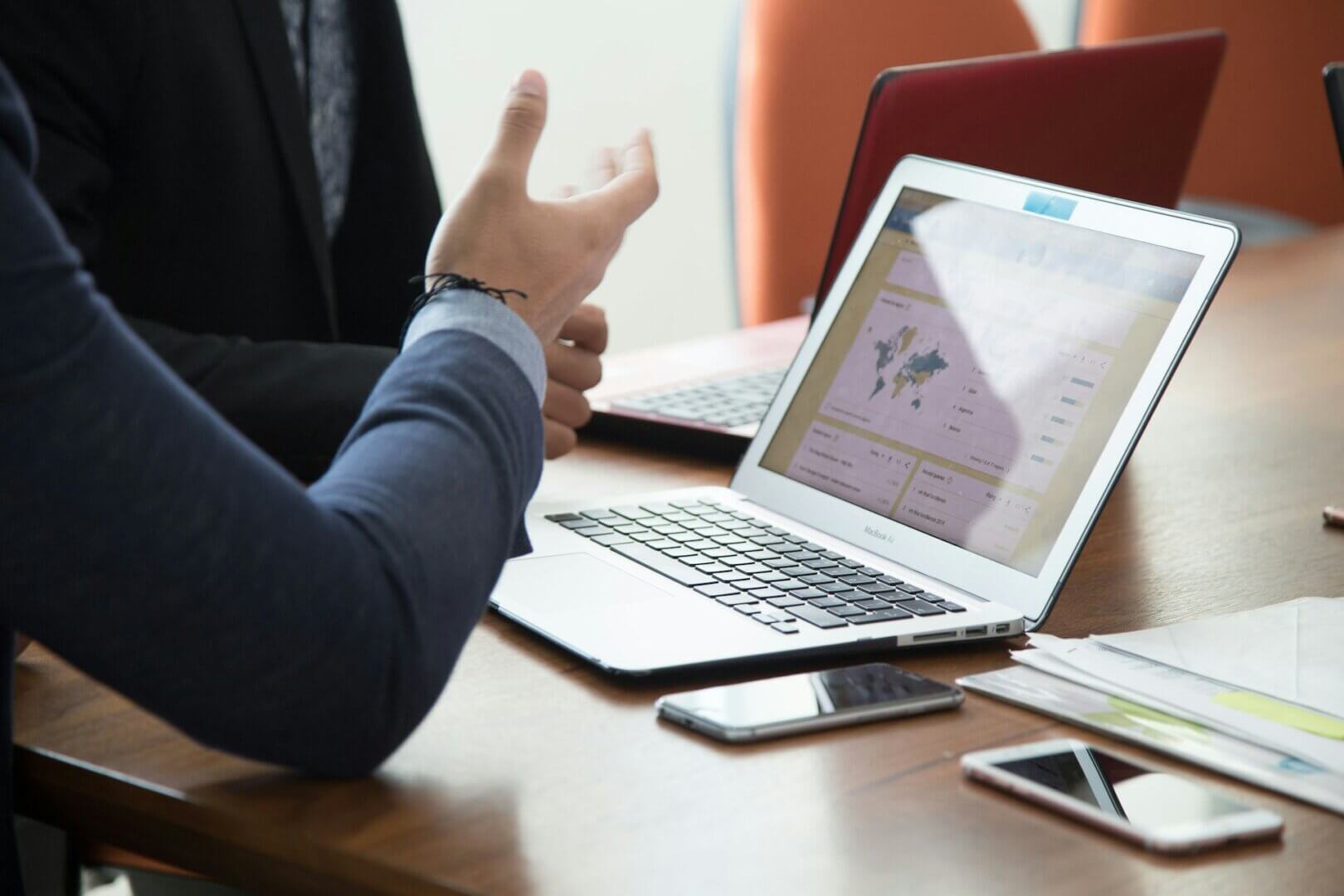 Design als strategisches Werkzeug für Industrieunternehmen – praxisnaher Artikel zu Design Strategie Industrie für Industrieunternehmen. Vorteile, Einsatzbereiche und konkrete Anwendungsbeispiele.