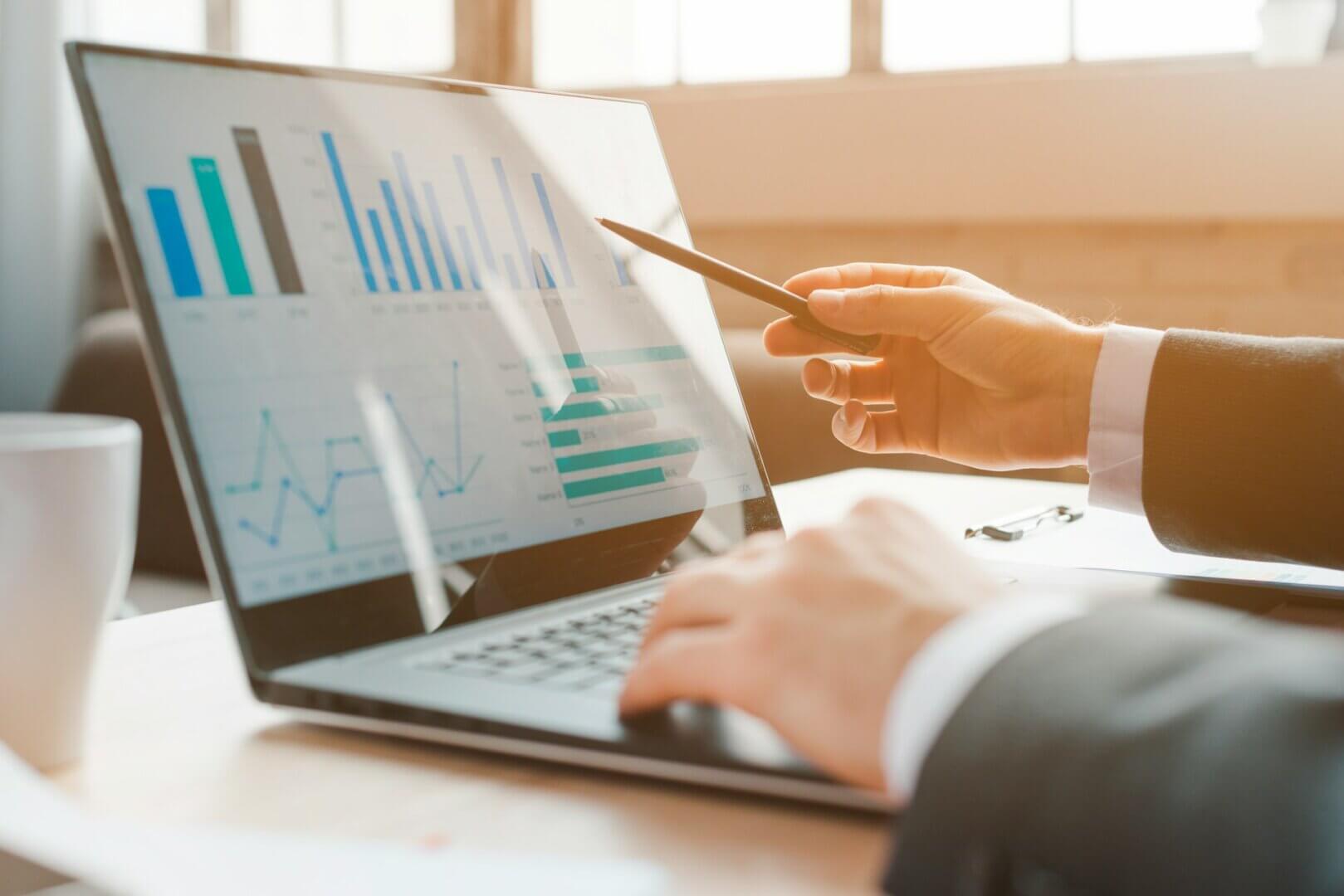 Datenbasierte Marketingstrategien – Wie Industrieunternehmen bessere Entscheidungen treffen – praxisnaher Artikel zu datenbasierte Marketingstrategien für Industrieunternehmen. Vorteile, Einsatzbereiche und konkrete Anwendungsbeispiele.